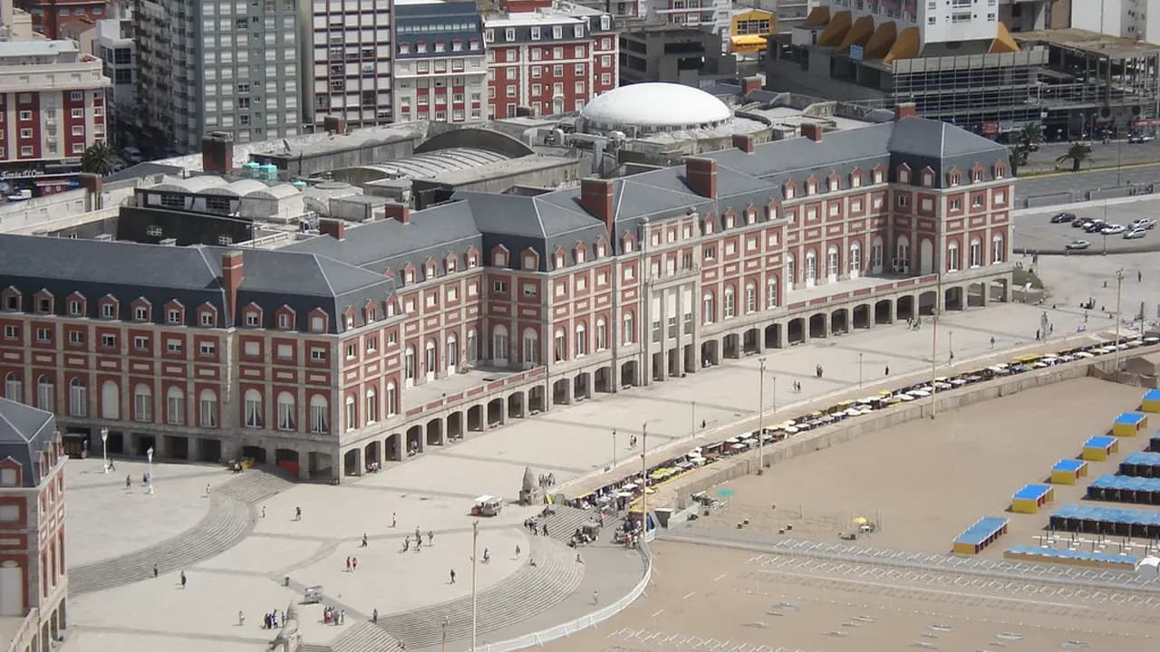 Casino Central y rambla de Mar del Plata sobre el Atlántico