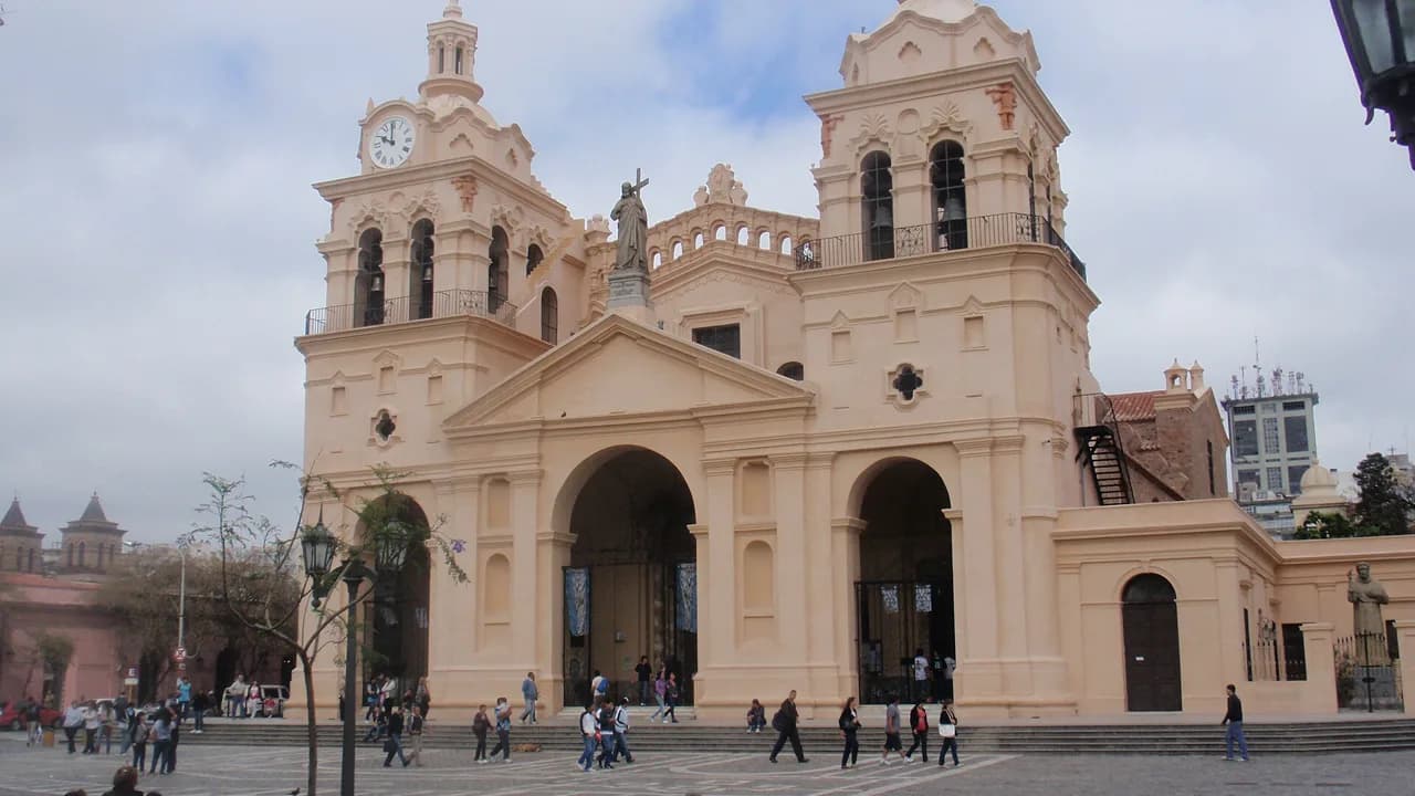 Catedral de Córdoba sobre la plaza San Martín, en el centro de La Docta