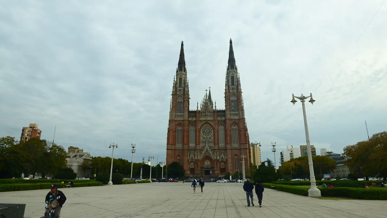 Catedral de La Plata vista desde Plaza Moreno, capital de la provincia de Buenos Aires