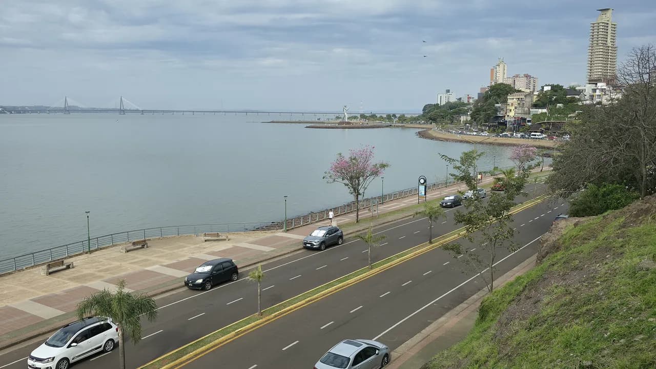 Costanera de Posadas sobre el Paraná, con el puente hacia Encarnación