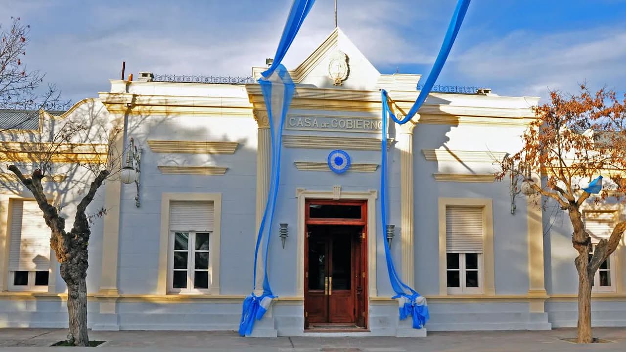 Casa de Gobierno del Chubut en Rawson, fachada blanca con escarapela