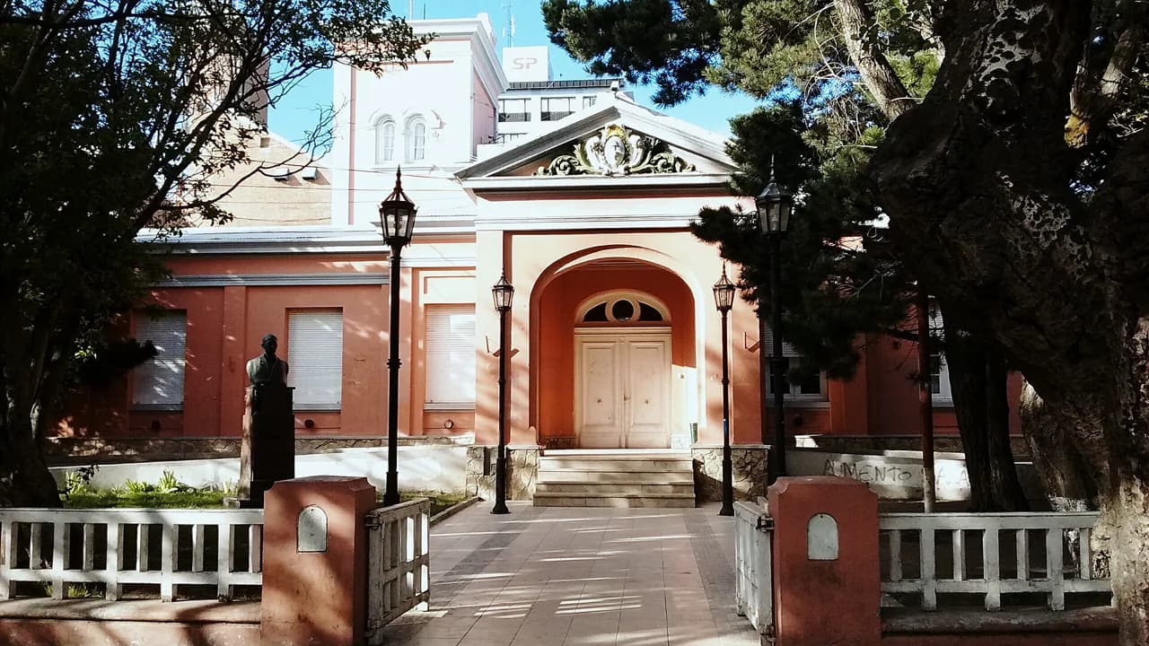 Casa de Gobierno de Santa Cruz en Río Gallegos, fachada rosa y pórtico