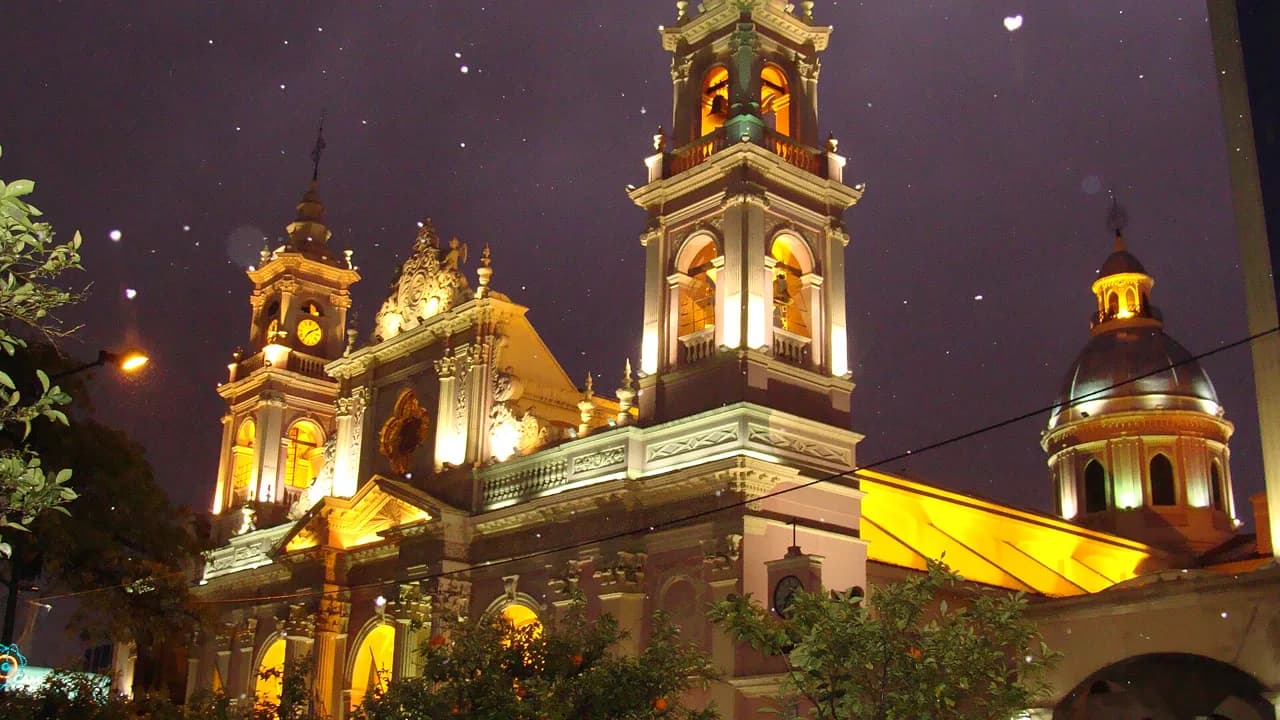 Catedral de Salta iluminada de noche, torres y cúpula sobre la plaza