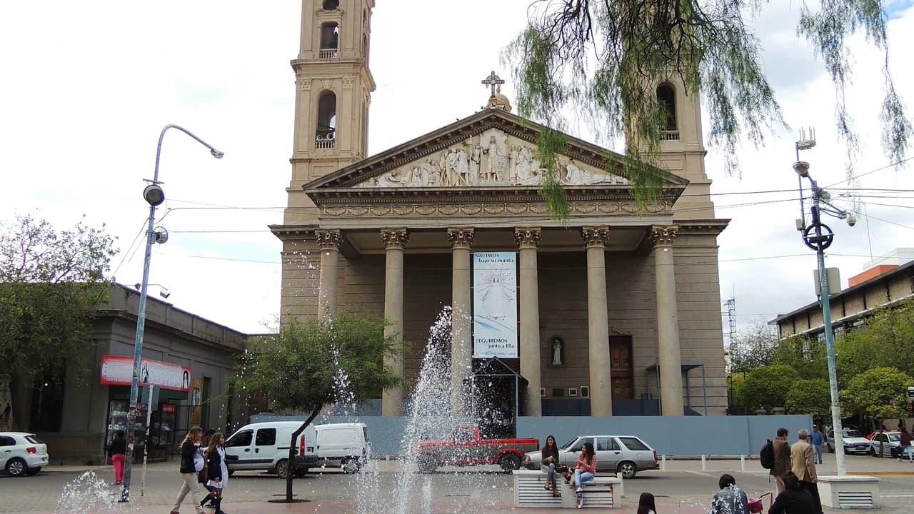 Catedral de San Luis frente a la plaza, con fuente y pórtico de columnas