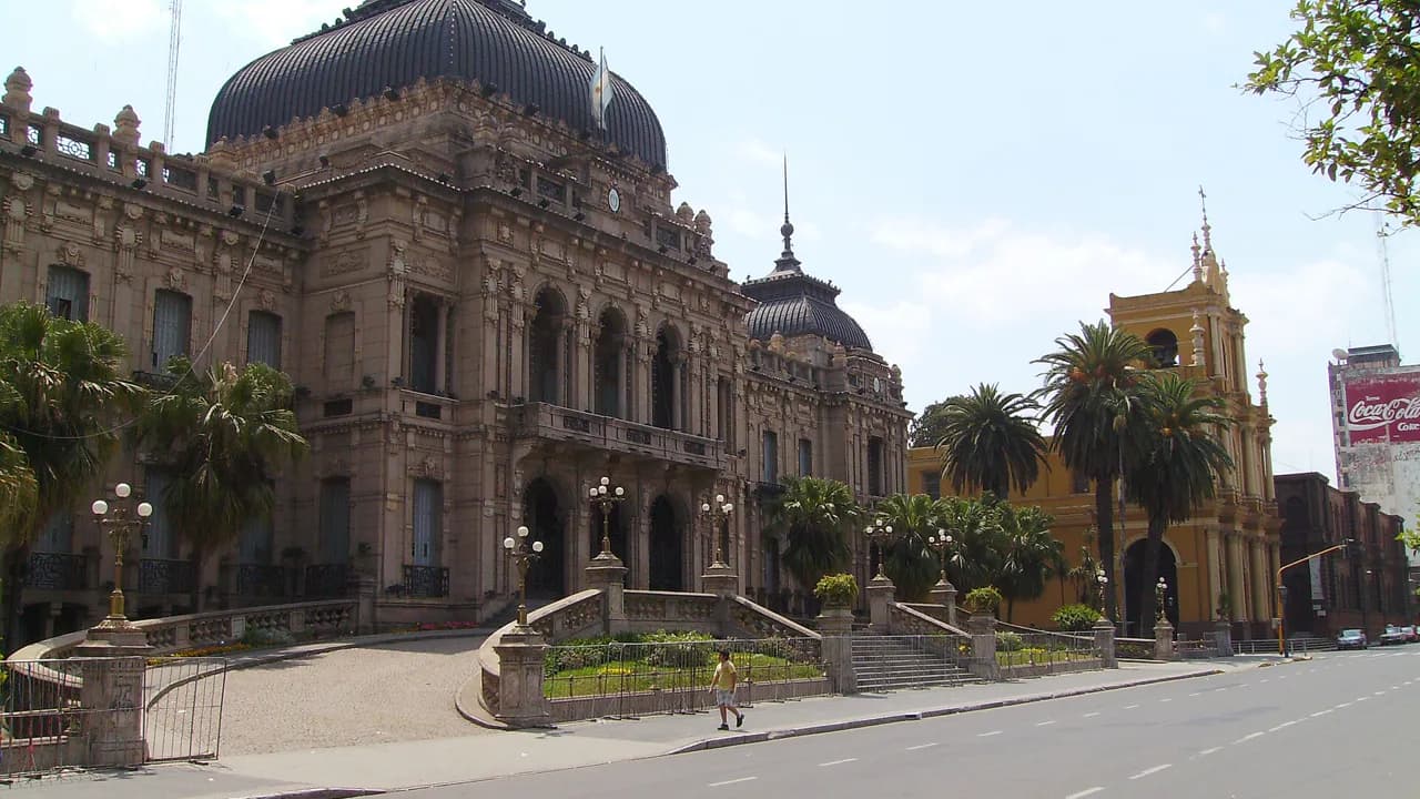 Casa de Gobierno de Tucumán en San Miguel de Tucumán, con palmeras y cúpula