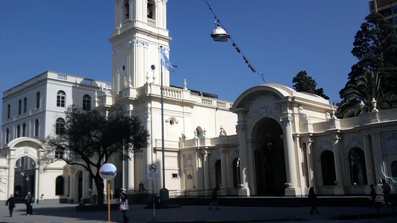 Catedral de San Salvador de Jujuy, fachada blanca y campanario