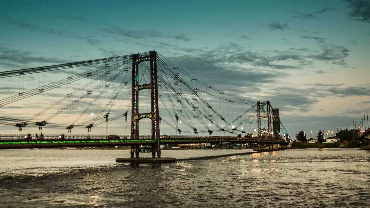 Puente Colgante de Santa Fe al atardecer sobre la laguna Setúbal