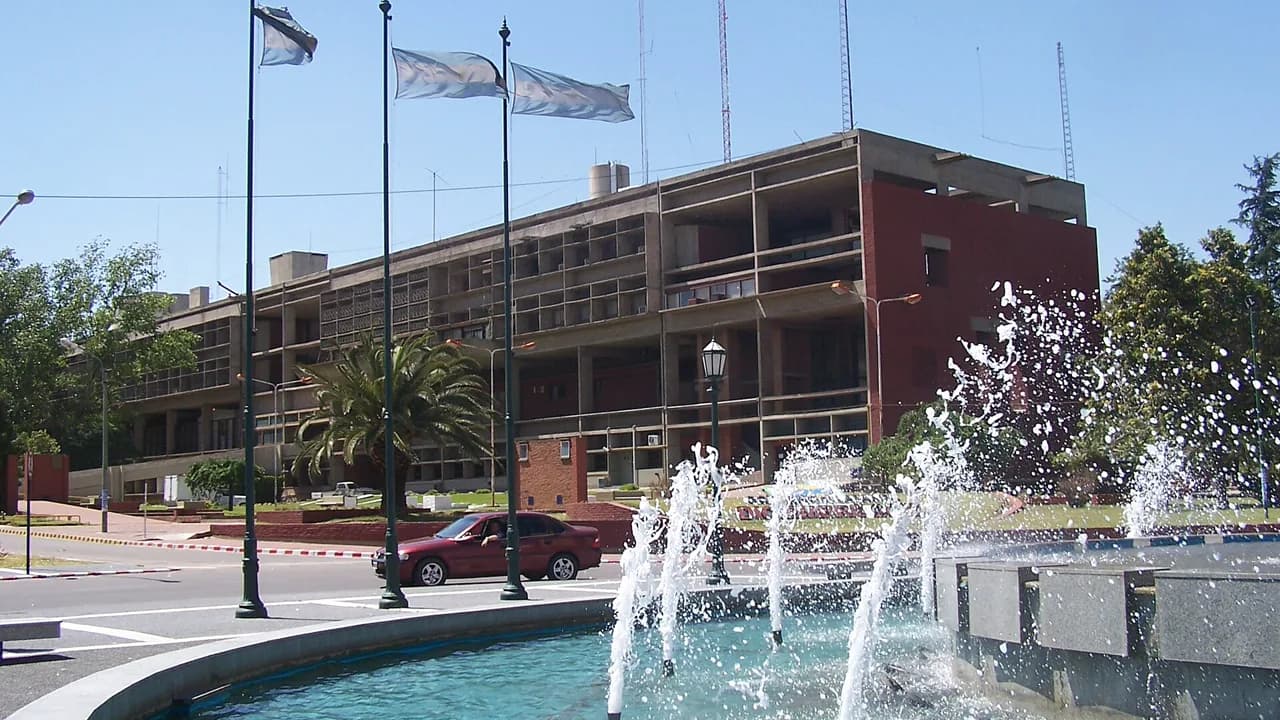 Casa de Gobierno de La Pampa en Santa Rosa, con fuente y banderas