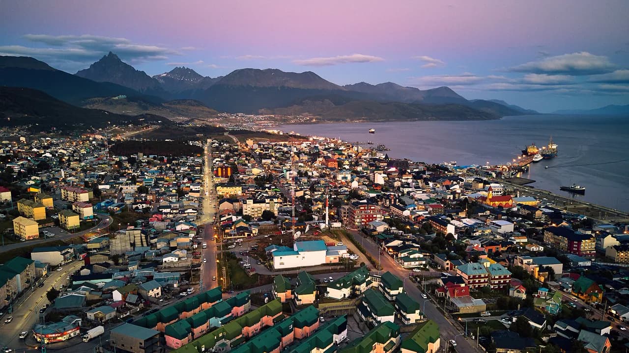 Vista aérea de Ushuaia sobre el canal de Beagle, con las montañas Martial al fondo